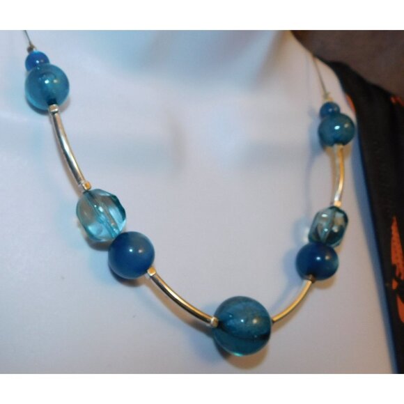 Abstract Blue Crackle And Silver Tone Beaded Necklace - Picture 3 of 4